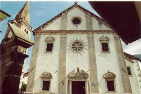 Na sliki je župnijska cerkev sv. Vida v Podnanosu